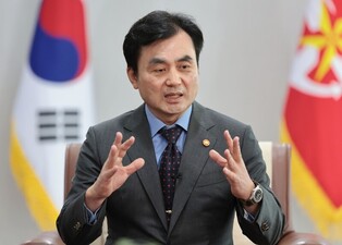 (Yonhap Interview) S. Korea to begin deploying 'monster' Hyunmoo-5 missile at year-end: defense chief