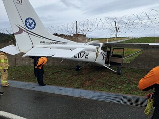 Light plane crash-lands in Uljin