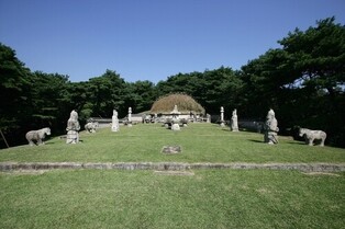 Goryeong’s autumn colors surround tomb of King Taejo