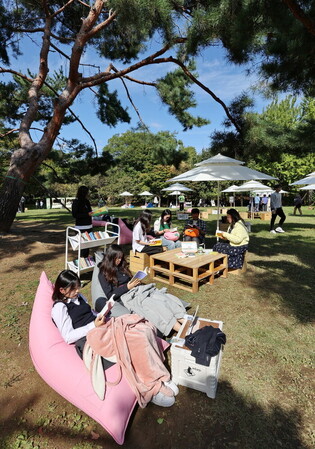 Outdoor library