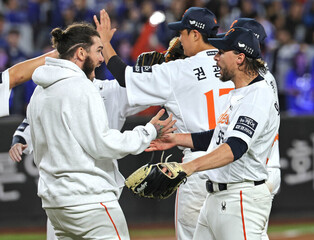 Hanwha pitchers celebrate team's return to Korean Series