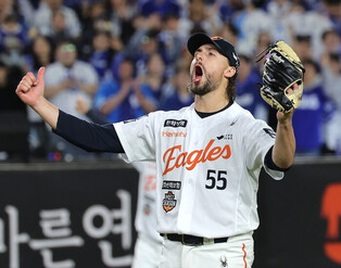 Hanwha pitcher Weiss celebrates win