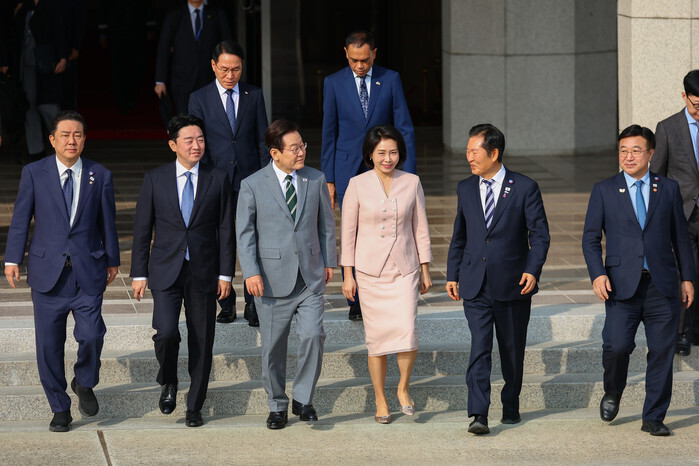 Lee speaks to DP chief