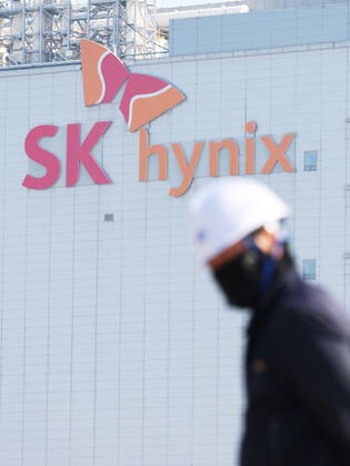 SK hynix logs record profit in Q3 on AI chip boom