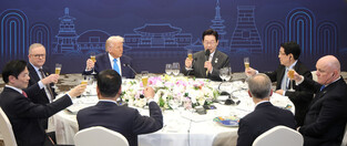 Lee attends APEC dinner