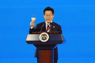 Lee offers toast at APEC summit dinner