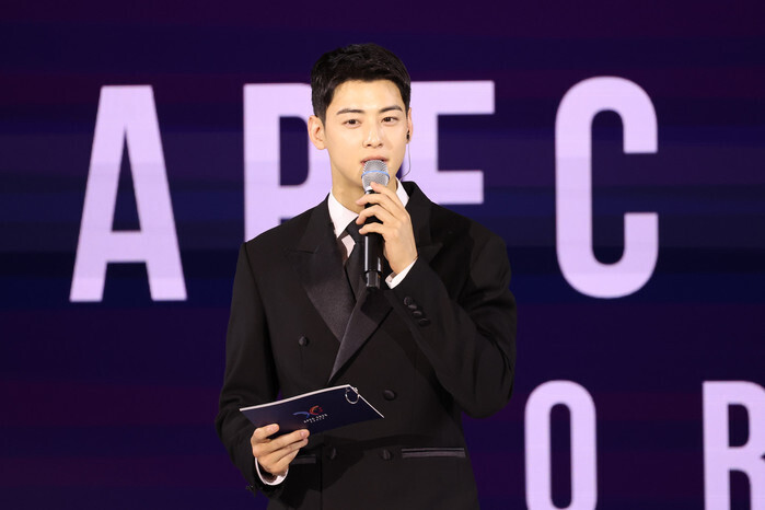 Cha Eun-woo at APEC summit dinner