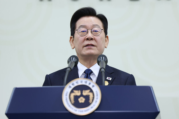 Lee holds press conference