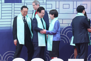 Lee, Takaichi shake hands