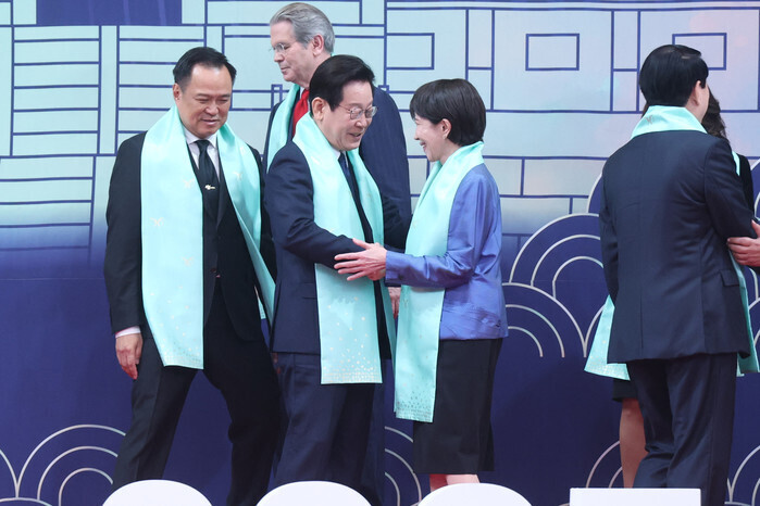 Lee, Takaichi shake hands