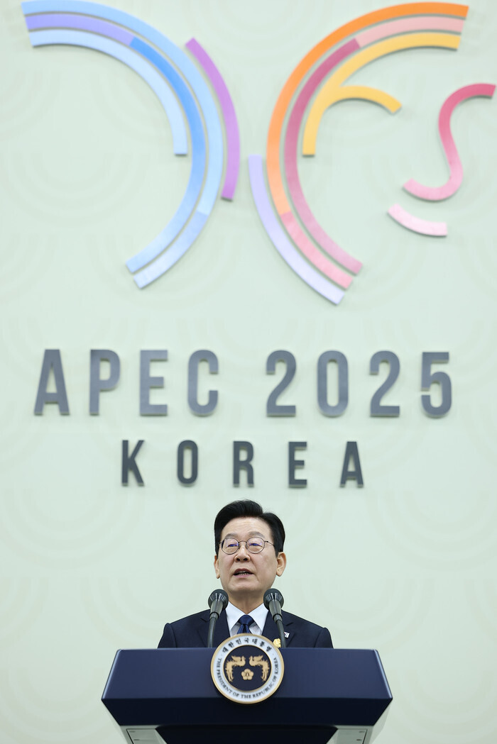 Lee holds press conference