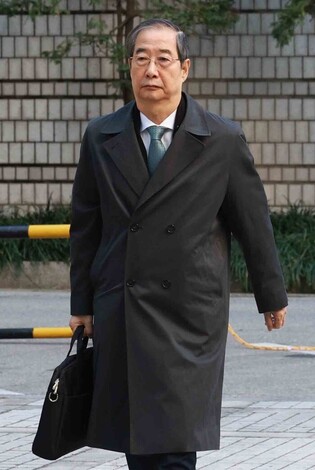 Ex-PM attends hearing of trial over Yoon's insurrection charges
