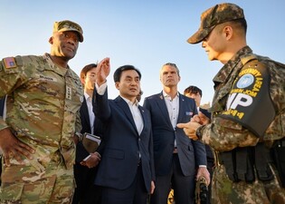 U.S. defense chief visits DMZ