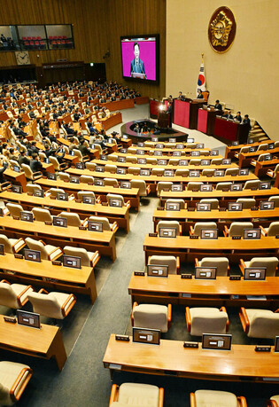 Lee gives budget speech