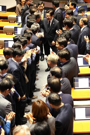 Lee gives budget speech