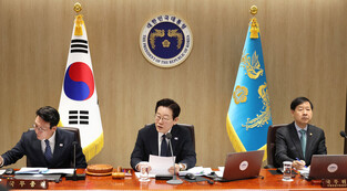 Lee attends Cabinet meeting