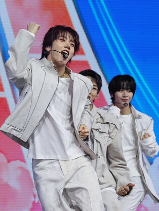 S. Korean boy group AHOF