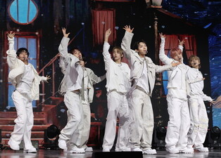 S. Korean boy group AHOF