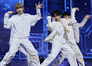 S. Korean boy group AHOF