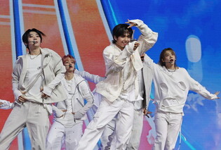 S. Korean boy group AHOF