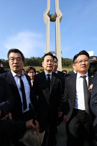 Opposition leader blocked from pro-democracy fighters' cemetery