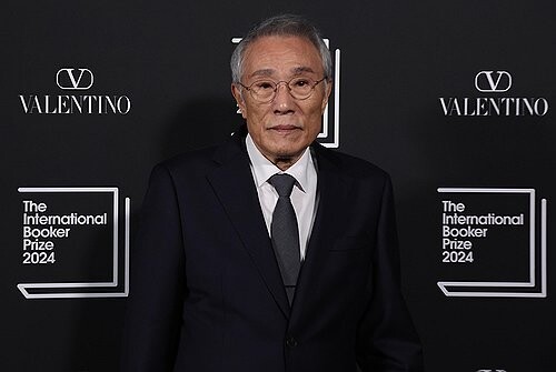 Novelist Hwang Sok-yong to receive nation's highest cultural honor