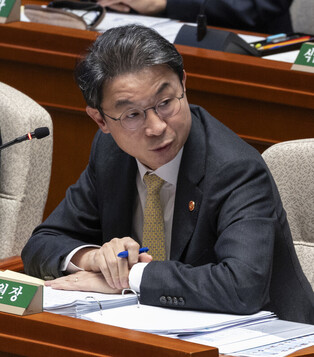 Financial regulator chief at parliamentary session