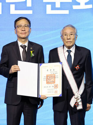 Novelist Hwang Sok-yong awarded nation's highest cultural honor