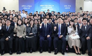 Lee attends debate on how to nurture scientists, engineers