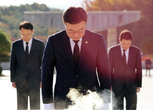 Interior minister visits May 18 cemetery