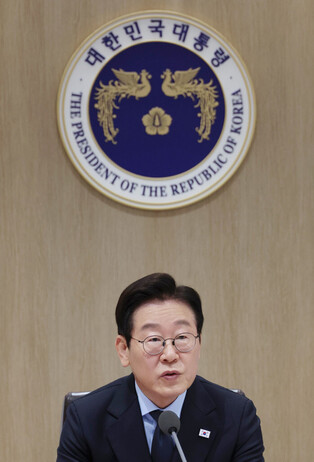 Lee attends Cabinet meeting