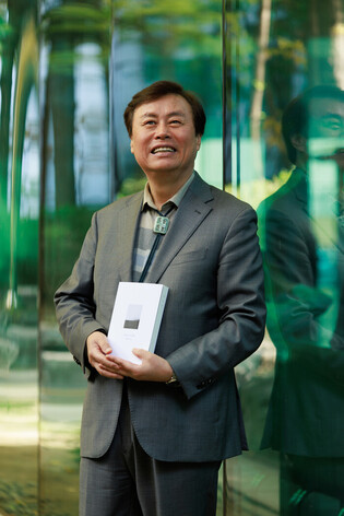 Poet Do Jong-hwan gives interview