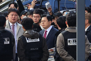 Special counsel team detains ex-PM Hwang