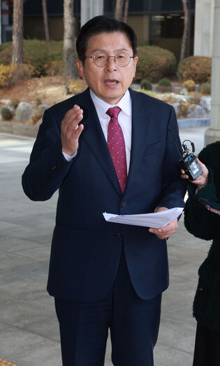 Special counsel team detains ex-PM Hwang