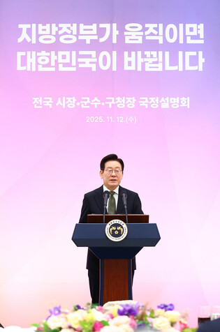 Lee attends meeting on gov't policies