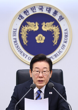 Lee holds meeting with top aides