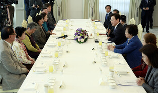 Lee meets families of democratic fighters