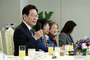 Lee meets families of democratic fighters