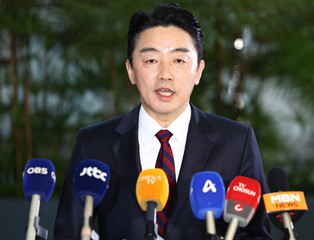 Lee's chief of staff departs for UAE for talks on economic ties