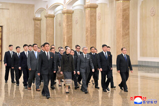 Lao FM visits N. Korean mausoleum