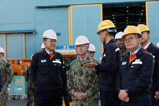 U.S. naval chief visits shipyard