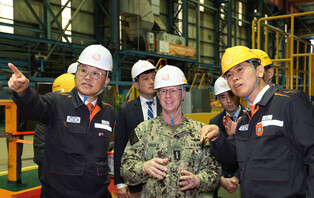 U.S. naval chief visits shipyard