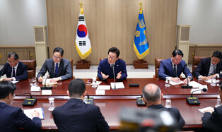 Lee meets biz leaders