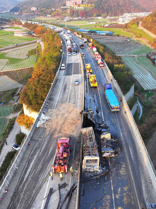 Expressway pileup in southeastern S. Korea