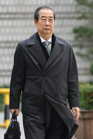 Ex-PM attends hearing of trial over Yoon's insurrection charges