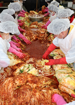 Kimchi-making for impoverished households