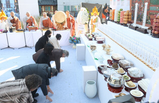 Memorial service for victims of industrial accidents