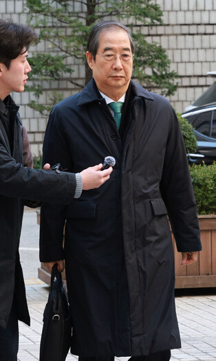 Ex-PM attends hearing of trial over Yoon's insurrection charges