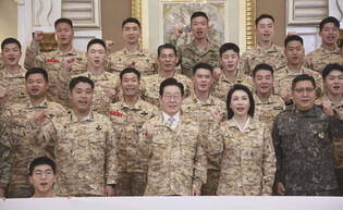 Lee encourages S. Korean troops stationed in UAE