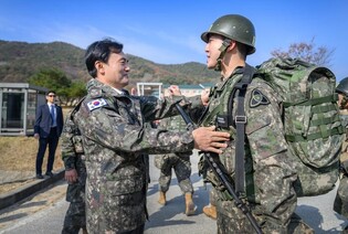Defense chief visits Army boot camp